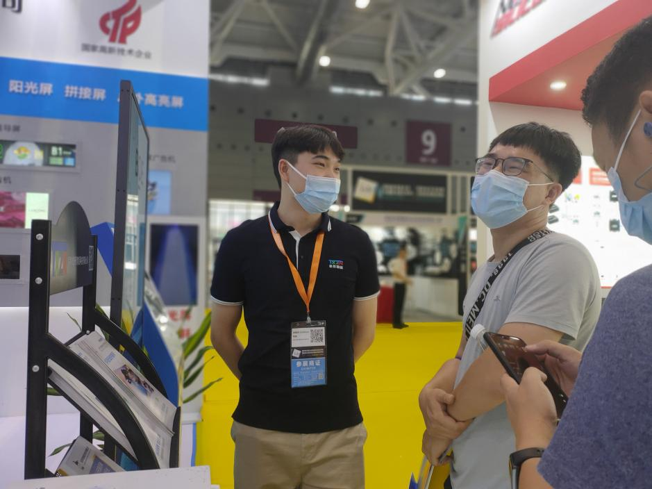 條形智能工作人員給客戶詳細講解產(chǎn)品