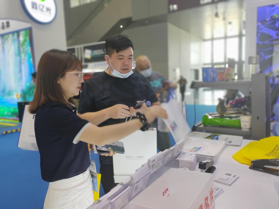 條形智能工作人員給客戶詳細講解產(chǎn)品   